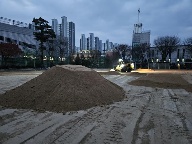 고흥군고등학교 운동장 잡초 제거, 전문 시공으로 안전하고 완벽한 공간 만들기! 관련 이미지