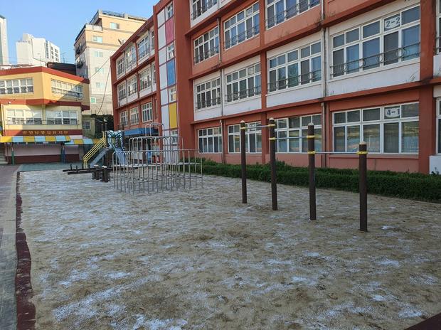 고흥읍초등학교 운동장 소금살포, 전국산업안전으로 깨끗하고 안전한 놀이터 만들어보세요!