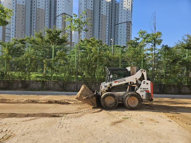 고흥읍초등학교 운동장 모래보충: 전국산업안전 규칙 준수로 안전한 놀이터 만들기