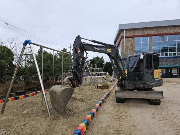 고흥읍중학교운동장잡초 제거 ?‍?  전국산업안전으로 깨끗한 운동장 만들기