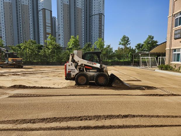 도양읍초등학교 운동장 잡초 제거: 전문 시공으로 안전하고 정교한 관리! 관련 이미지