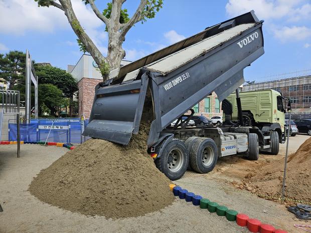 학교 운동장 잡초 제거 전문 시공: 도양읍 소록출장소 고등학교