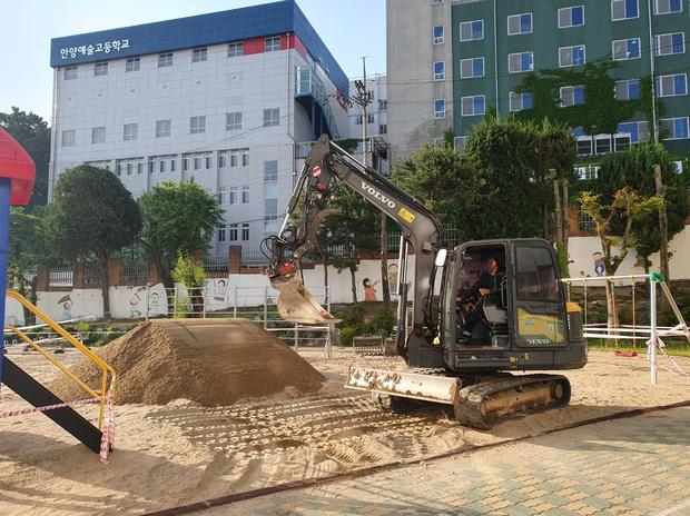 풍양면초등학교 운동장 소금살포: 전국산업안전으로 걱정 끝!
