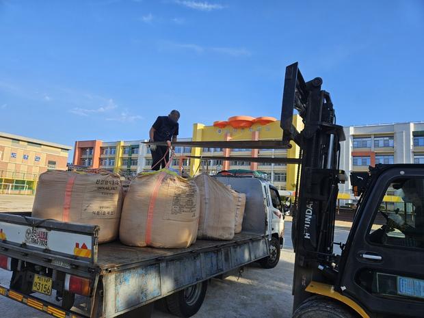 풍양면중학교 운동장 소금살포: 전문 시공으로 안전하고 건강한 운동장 만들어 보세요!