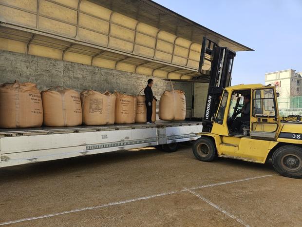 학교 운동장, 안전도 신뢰할 만한 건축! 도덕면초등학교 소금살포