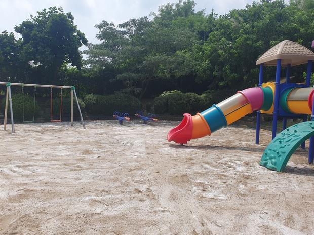 도덕면중학교 운동장 잡초 제거, 전국산업안전으로 깨끗하고 안전한 환경 만들기!