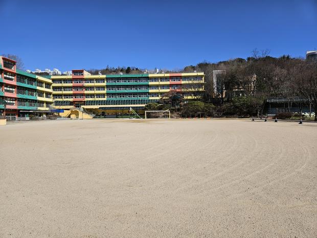 금산면 유치원 운동장, 안전 넘어 최고급 공간으로! 전국산업안전 & 기술로  소진 피하기