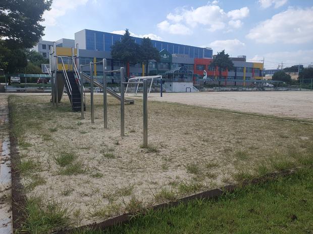 금산고등학교 운동장 잡초 제거, 전문 시공으로 안전하고 지속 가능한 공간 만들어보세요! 관련 이미지