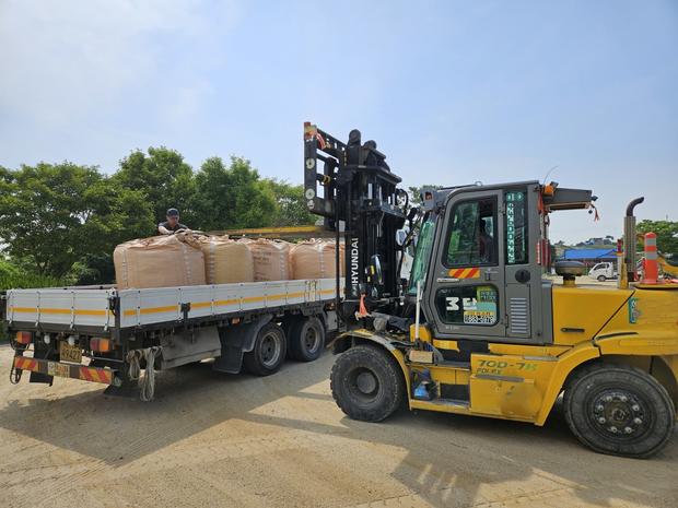 학교 운동장 모래보충, 봉래면유치원 '전국산업안전'으로 안전하게 놀이터를! 관련 이미지