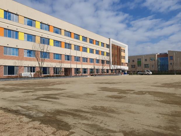 봉래면중학교 운동장 잡초 제거, 전국산업안전 핵심!