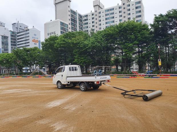 학교 운동장 소금살포? 전국산업안전으로 안심하세요!
