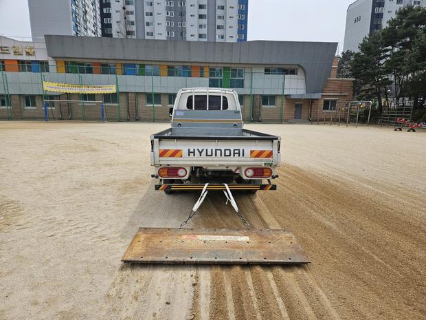 과역면 초등학교 운동장 모래 보충, 안전 100% 확보!