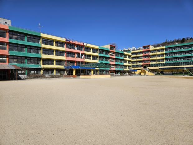 두원면고등학교 운동장 관리: 전국산업안전으로 안전하고 지속가능한 학교 경험 만들기!