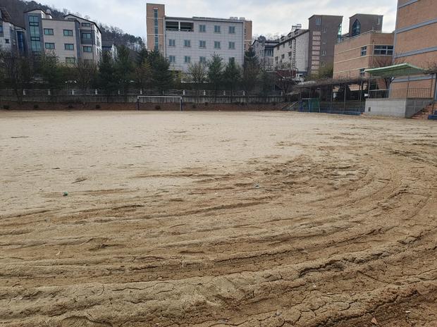 두원면고등학교 운동장 모래보충: 전문 시공으로 안전하고 쾌적한 공간 만들기!
