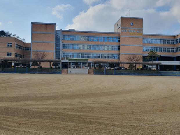 동일면초등학교 운동장 잡초 제거: 전문 시공으로  "아름다움"과 "안전" 확보!