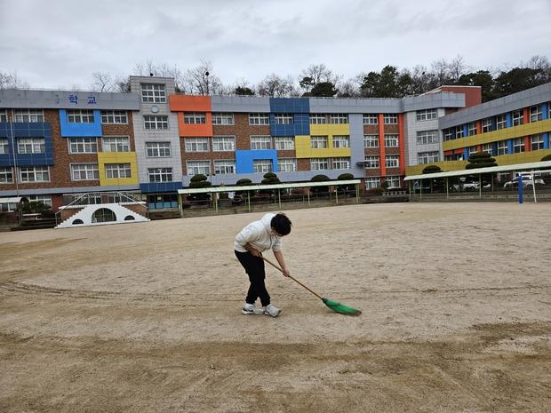 보성군유치원 운동장 잡초 제거, 전국산업안전으로 놀이터를 더욱 건강하게!