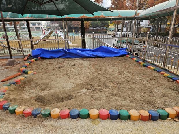 벌교읍병설유치원 운동장 모래 보충: 전국산업안전으로 안전하고 오래된 유치원 운동장 만...
