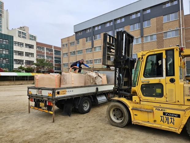 미력면중학교 운동장 잡초 제거: 전문 시공으로 안전하고 효율적인 관리!