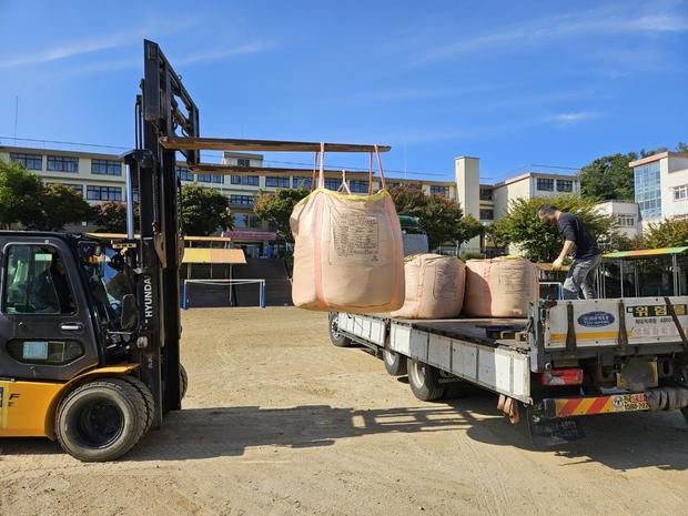 미력면병설유치원 운동장 잡초 제거: 전국산업안전으로 깨끗하고 안전한 놀이터를 만들어보세요!