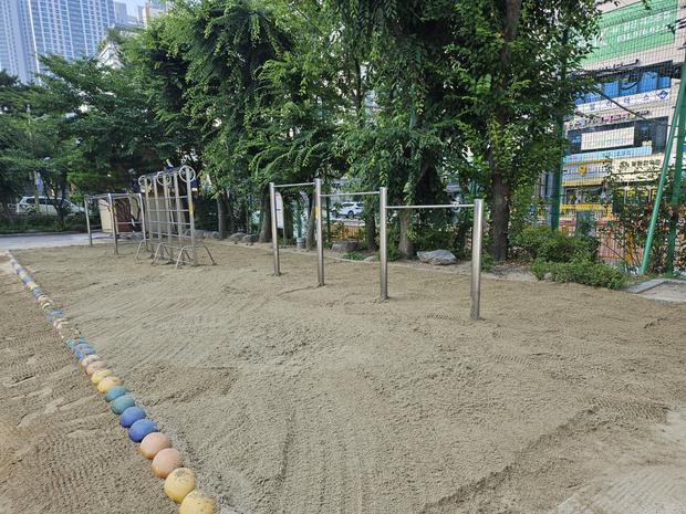 겸백면초등학교 운동장 관리, 전국산업안전으로 안정적인 놀이터 만들기!