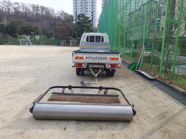 겸백면초등학교 운동장 잡초 제거, 전국산업안전으로 안전하고 신뢰할 수 있는 서비스!