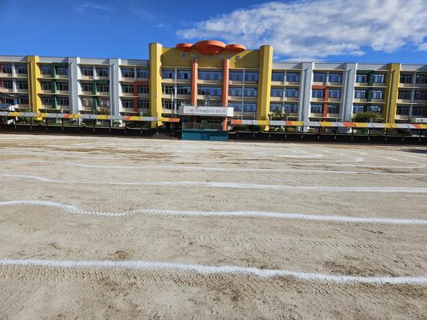 학교 운동장 잡초 제거: 전국산업안전으로 건강하고 안전한 환경 만들기