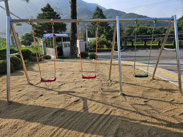 겸백면고등학교 운동장 소금살포: 꼼꼼한 안전, 전국산업안전으로 최상의 공간 만들기 관련 이미지