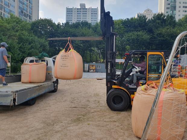 학교 운동장 renovate! 전국산업안전으로 더욱 안전하고 신뢰할 수 있는 공간 만들기 관련 이미지