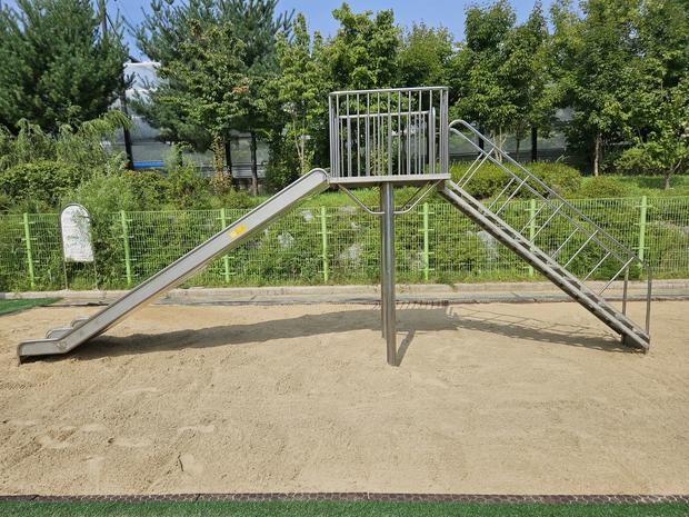 율어면초등학교 운동장 잡초 제거 전국산업안전으로 안전하고  효과적인 관리!