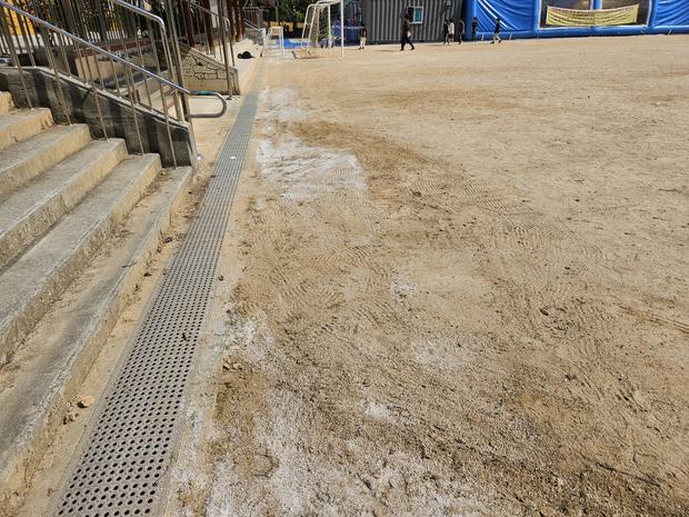 학교 운동장 안전 관리 ❌  →  [율어면중학교운동장소금살포] ? 전문 시공으로 오래...