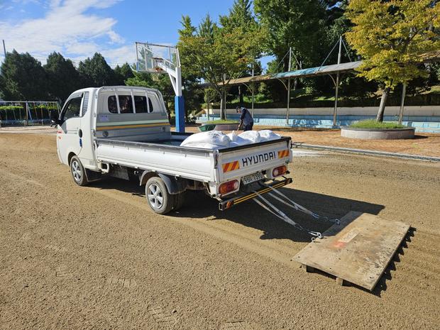 율어면중학교 운동장 모래 보충, 안전하고 오랜 시간 사용할 수 있게! 관련 이미지