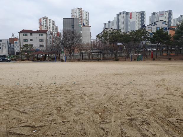학교 운동장 잡초 제거: 전국산업안전으로 안전하고 건강한 놀이터 만들기 관련 이미지