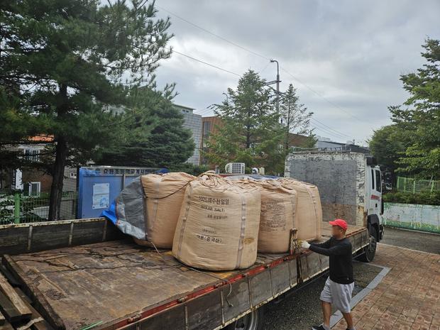 학교 운동장 잡초 제거: 전국산업안전으로 안전하고 건강한 놀이터 만들기