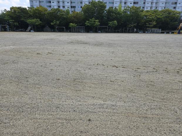 문덕면고등학교 운동장 잡초 제거, 전국산업안전으로 보다 안전하게!