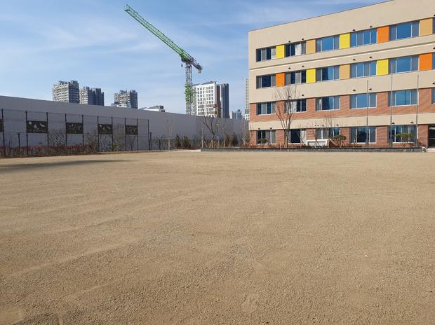 학교 운동장 잡초 제거 | 전국산업안전, 최신 기술로 안전하고 완벽하게!