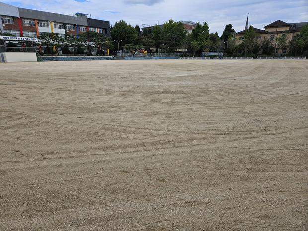 조성면중학교 운동장 모래보충, 전국산업안전으로 튼튼한 놀이터 만들기!