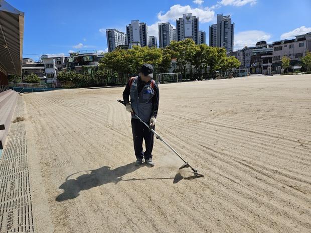 조성면고등학교 운동장 모래 보충, 전국산업안전으로 막대한 피해 예방!