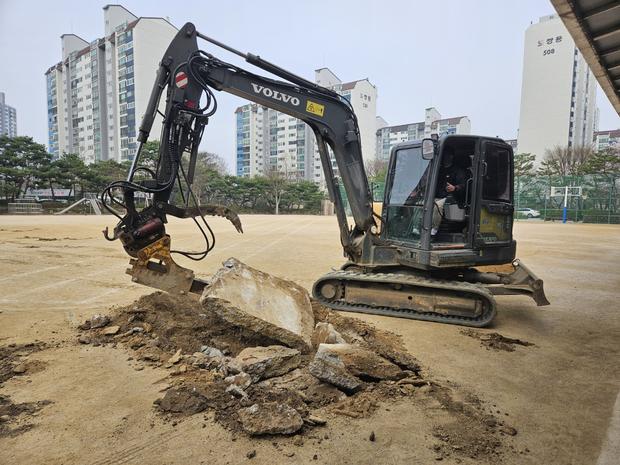 득량면중학교 운동장 건조, 전국산업안전 규정 따라 정확한 시공!