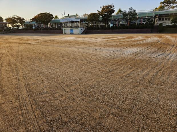 학교 운동장 잡초 제거, 전국산업안전으로 안전하고 건강한 놀이터 만들어보세요!