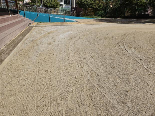 학교 운동장 관리: 전국산업안전으로 튼튼한 놀이터 만들기!