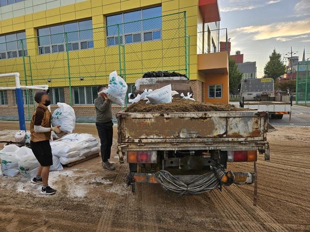 득량면예당출장소 운동장 잡초 제거: 전국산업안전으로 안전하고 쾌적한 운영 시작!