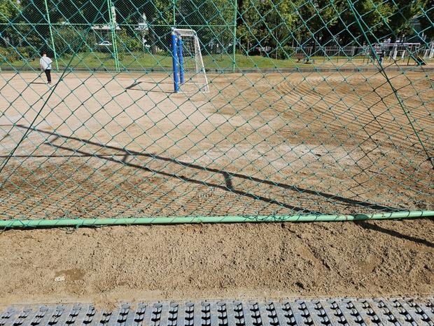 학교 운동장 잡초 제거, 안전한 놀이터 만들기! 전문 시공으로 신뢰 가득 관련 이미지