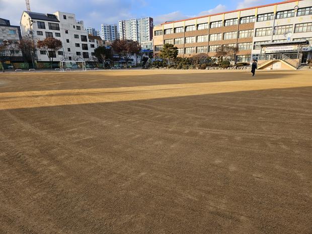 회천면초등학교 운동장, 안전과 품질은 전국산업안전으로!