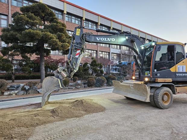 웅치면고등학교 운동장 안전 관리, 전국산업안전으로 최상의 설계부터 수리까지!