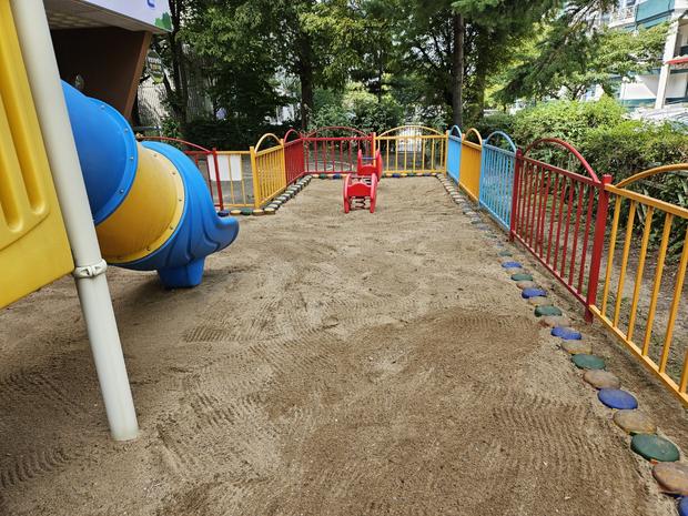 화순군중학교 운동장 소금살포: 전국산업안전으로 더욱 안전한 운동 공간 만들기