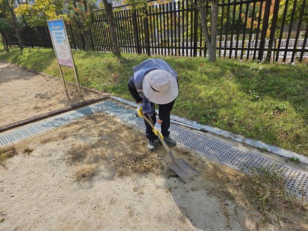 화순읍중학교 운동장 잡초 제거: 전문 시공으로 안전하고 매력적인 공간 만들기