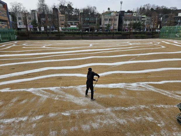 한천면중학교 운동장 잡초 제거! 전문 시공으로 안전하고 지속 가능한 공간 만들기