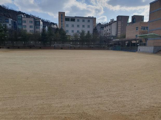 한천면영외출장소 운동장 관리, 안전과 수명 연장 전문가로!