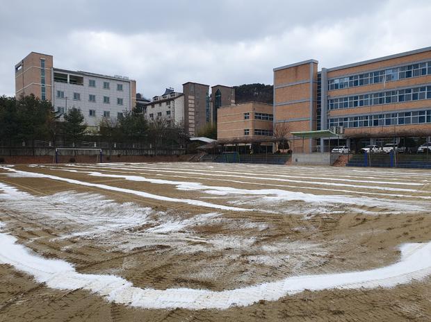 청풍면중학교 운동장 소금살포: 전문 시공으로 안전과 건강한 놀이 공간 만들어보세요!