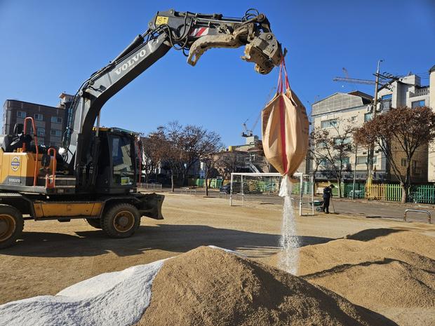 청풍면고등학교 운동장 모래 보충! 안전 & 효율성 최우선으로!
